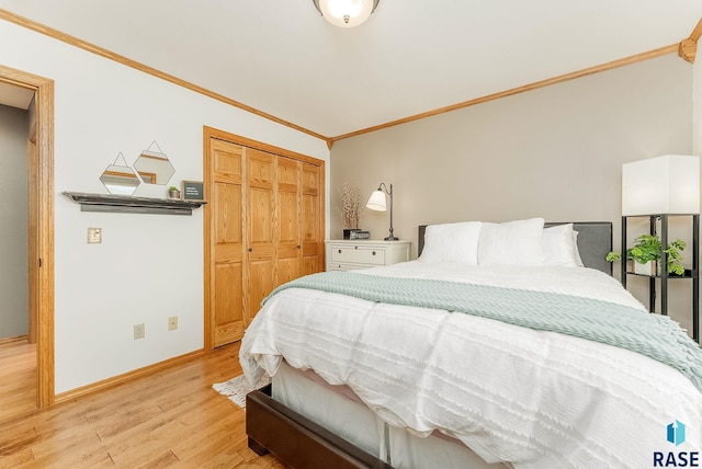 bedroom featuring hardwood / wood-style flooring, ornamental molding, and a closet