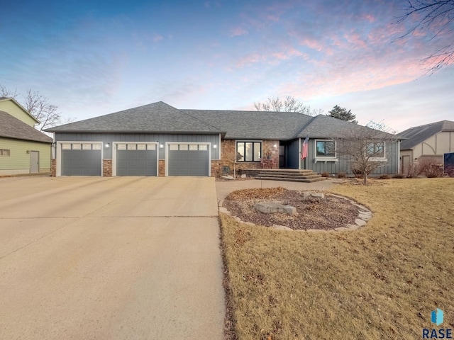 view of front facade featuring a garage