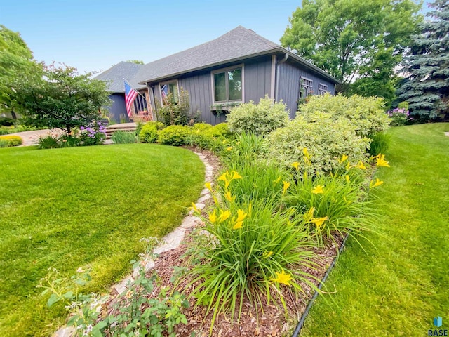 view of front facade featuring a front lawn