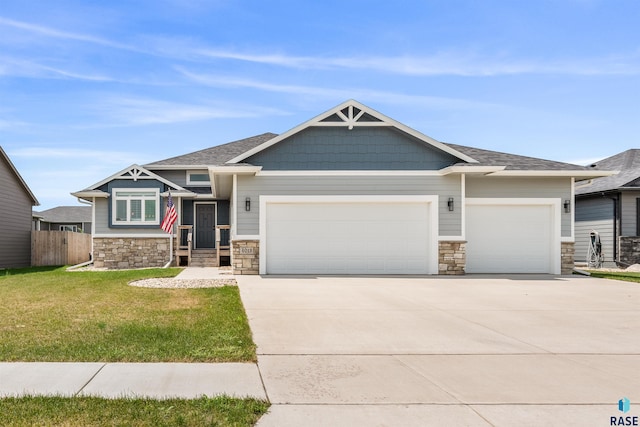 craftsman house featuring a garage and a front lawn