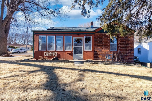 view of front facade with a front yard