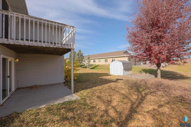 view of yard with a shed