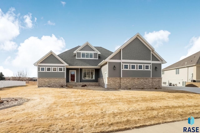 craftsman inspired home featuring a front yard