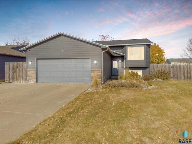 view of front facade featuring a garage and a yard