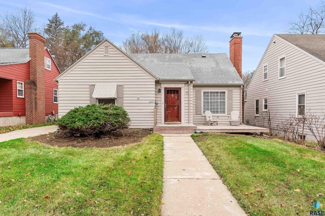 view of front of property featuring a front lawn