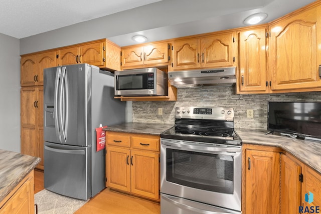 kitchen featuring tasteful backsplash and appliances with stainless steel finishes