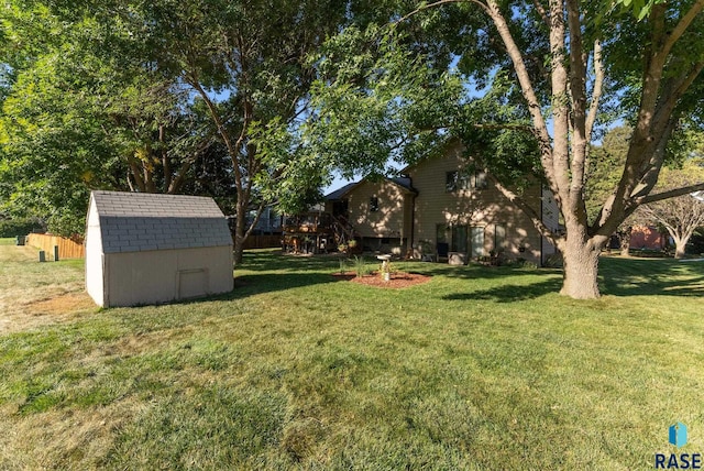 view of yard featuring a storage shed