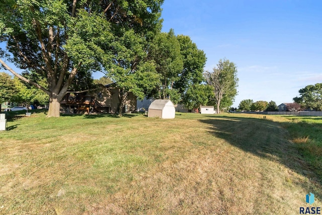 view of yard with a storage shed