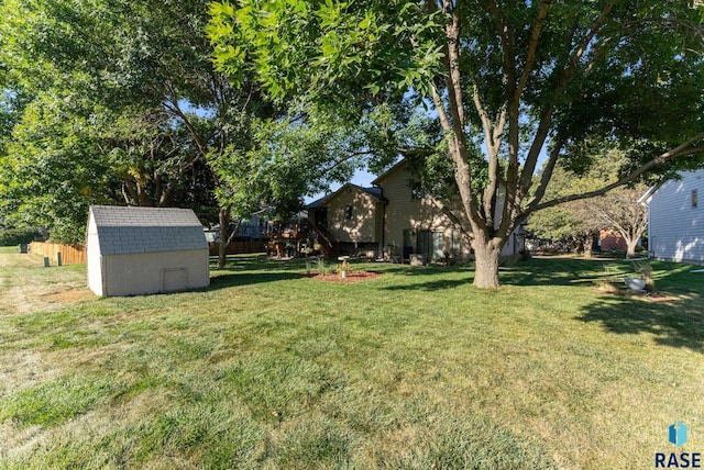 view of yard with a shed