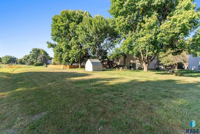 view of yard featuring a storage unit