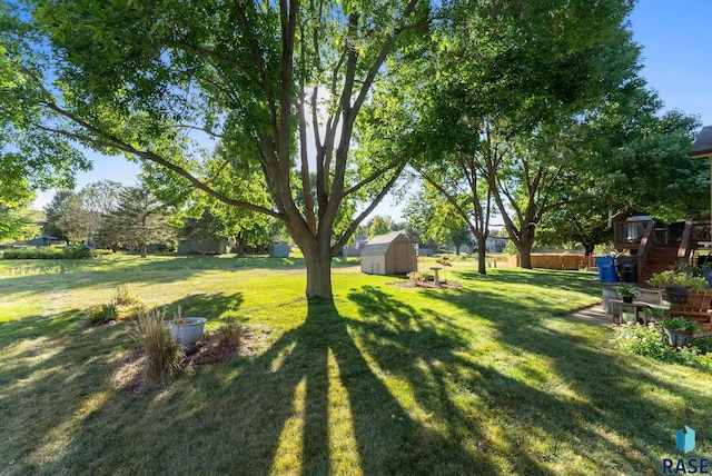 view of yard featuring a storage unit