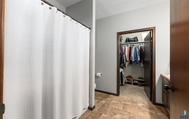 bathroom featuring a shower with shower curtain