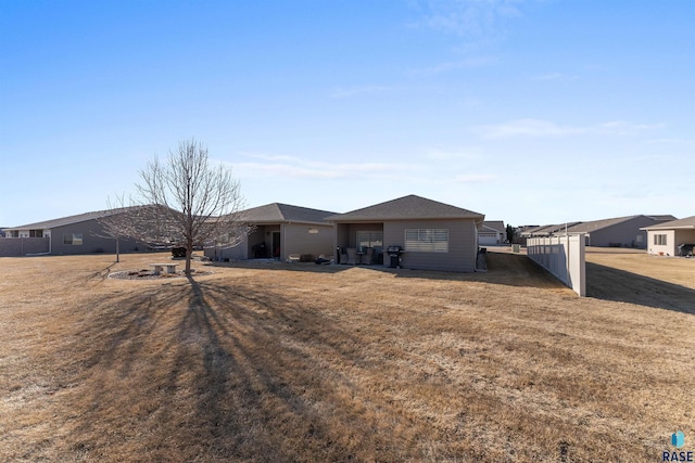 ranch-style house featuring a front yard