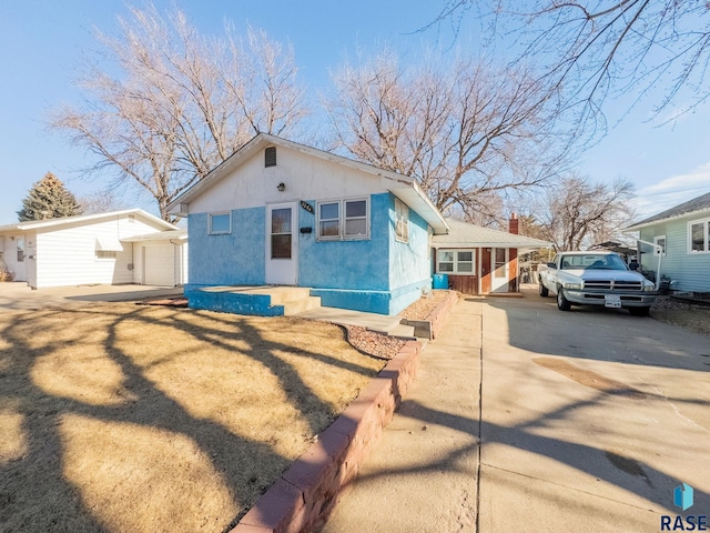 view of front of property featuring an outbuilding and a garage