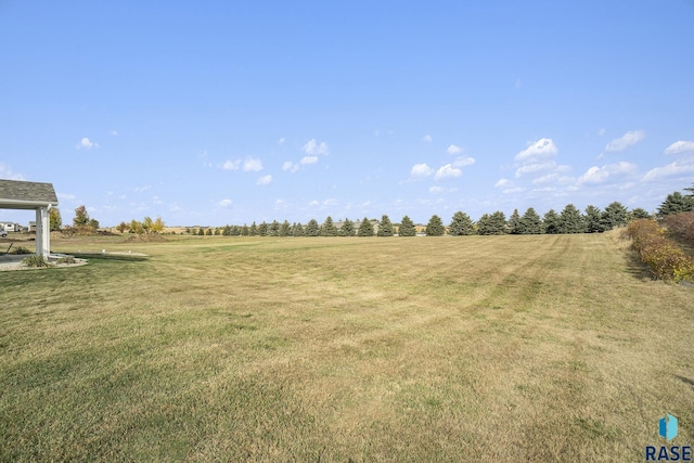 view of yard featuring a rural view