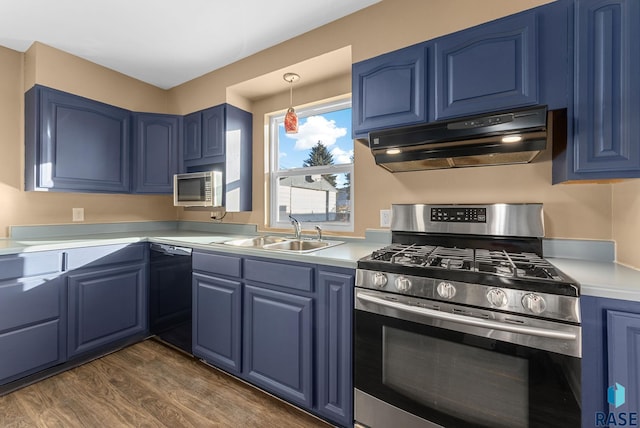 kitchen with sink, dark wood-type flooring, blue cabinetry, black dishwasher, and gas stove