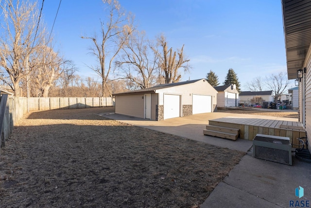 view of yard featuring a garage and an outdoor structure