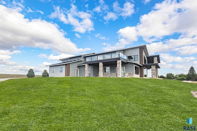 view of front of property with a front yard