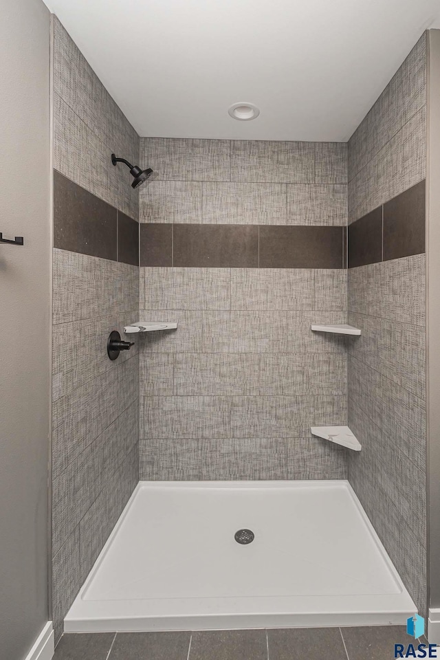 bathroom featuring tiled shower