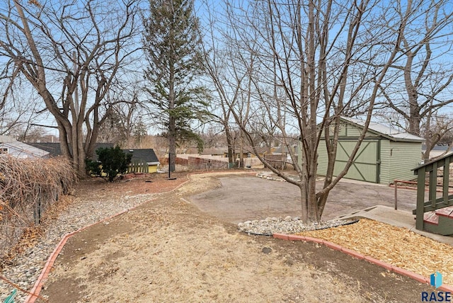 view of yard featuring a storage unit