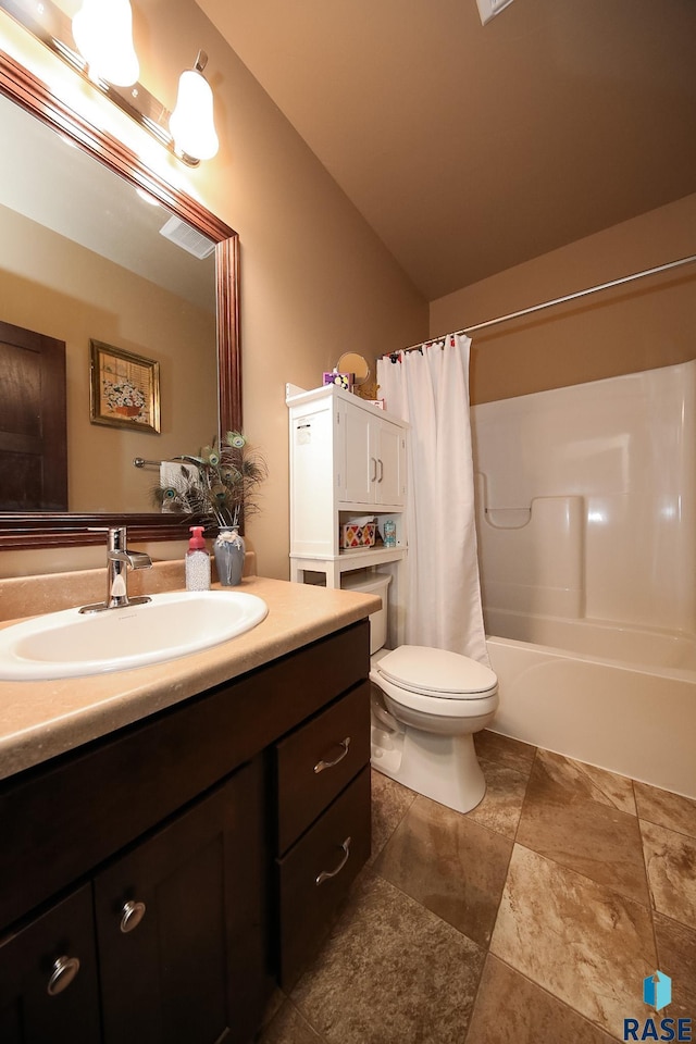 full bathroom featuring shower / tub combo with curtain, vanity, and toilet