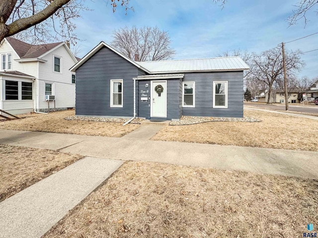 view of front of house featuring a front yard