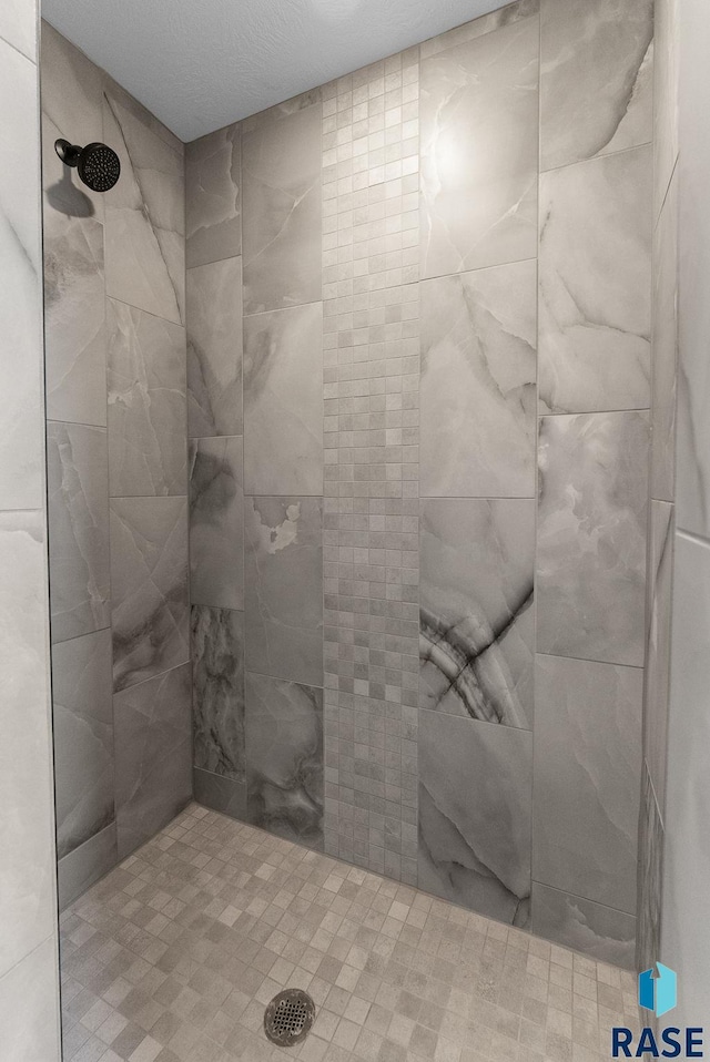 bathroom featuring tiled shower