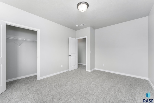 unfurnished bedroom with carpet flooring and a closet