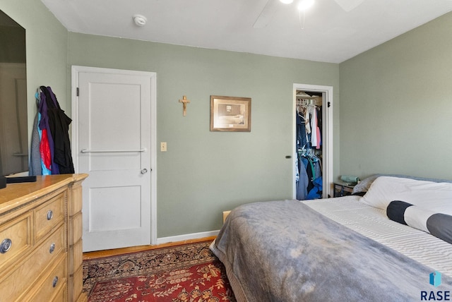 bedroom featuring dark hardwood / wood-style floors, ceiling fan, and a closet