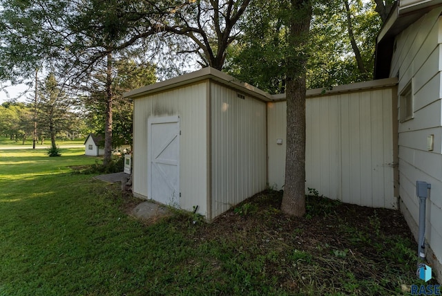 view of outdoor structure featuring a yard