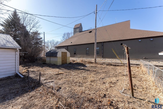 view of yard featuring a shed