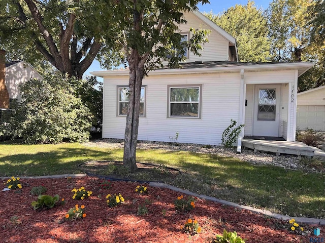 view of front of home featuring a front yard