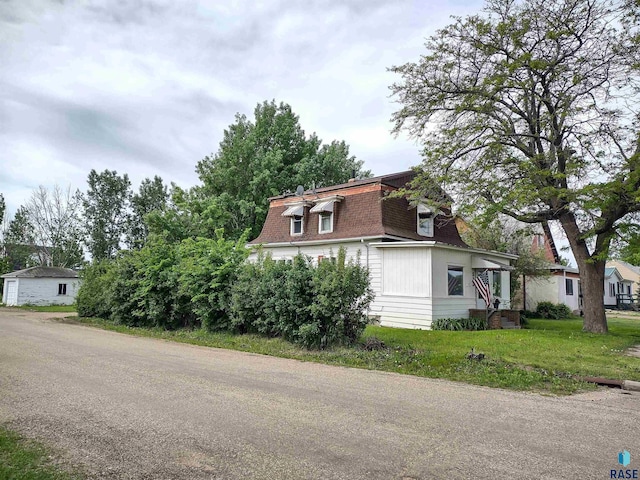 view of front facade with a front lawn