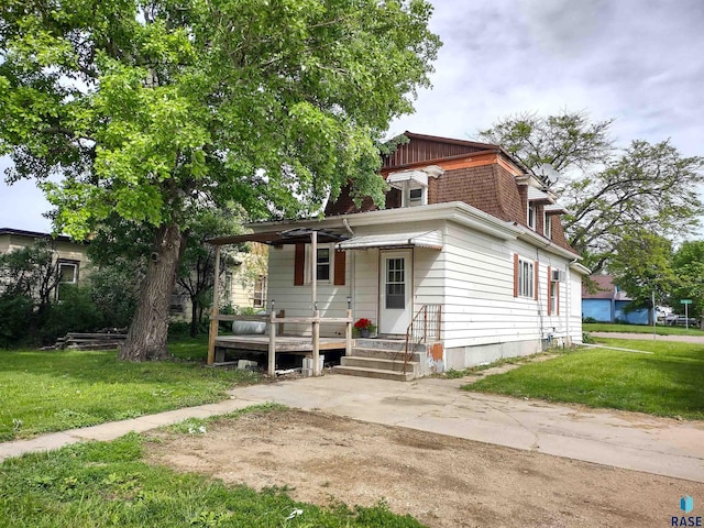 view of front of property with a front lawn