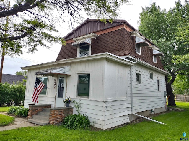 view of front of house featuring a front yard