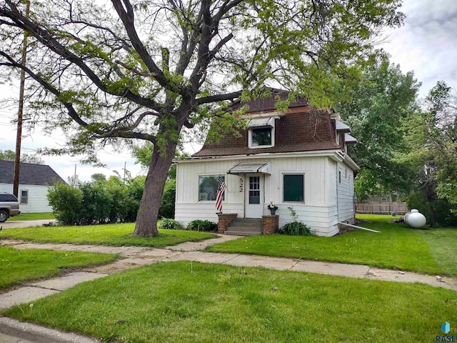 view of front of house with a front lawn