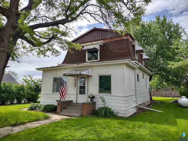 view of front of property with a front yard