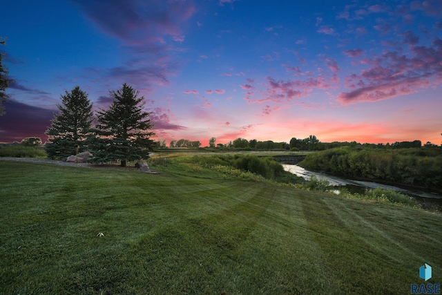 view of yard at dusk