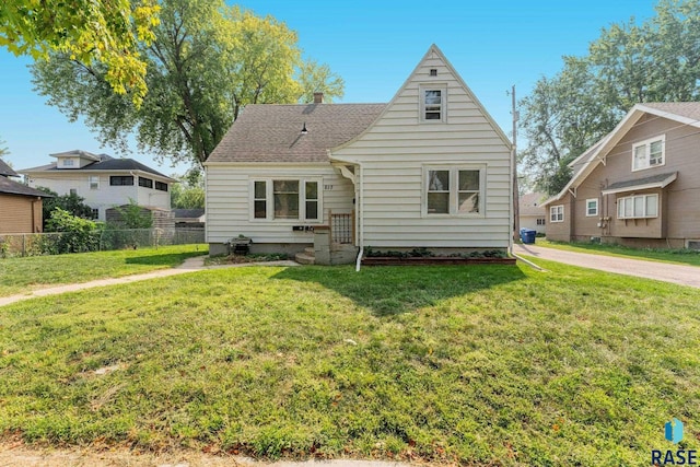 view of front facade with a front yard