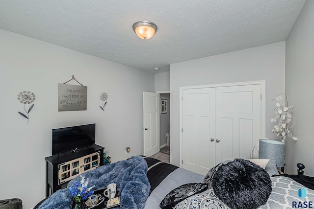 bedroom featuring a textured ceiling and a closet