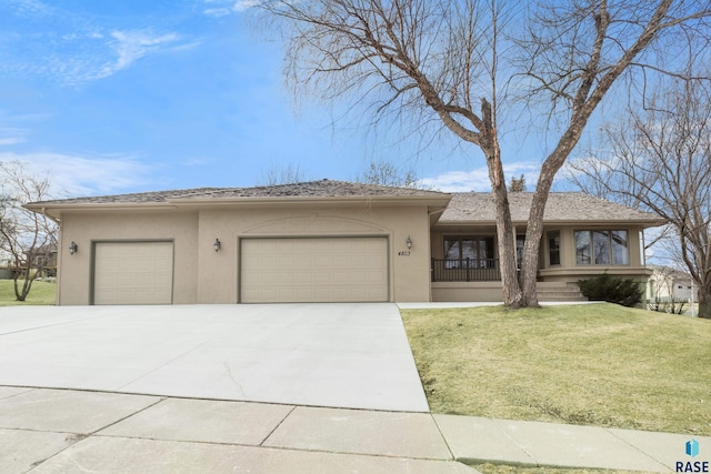 view of front of house featuring a garage and a front lawn