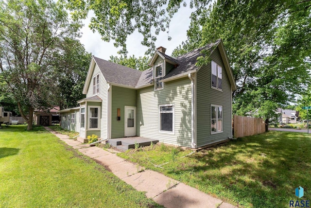 view of front of property with a front yard