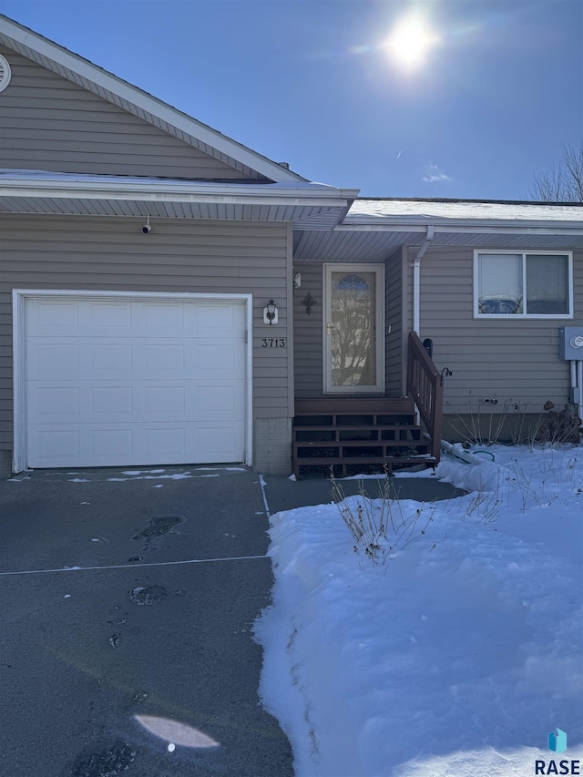 ranch-style home with entry steps and driveway