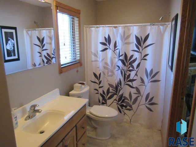 bathroom with a shower with curtain, vanity, and toilet