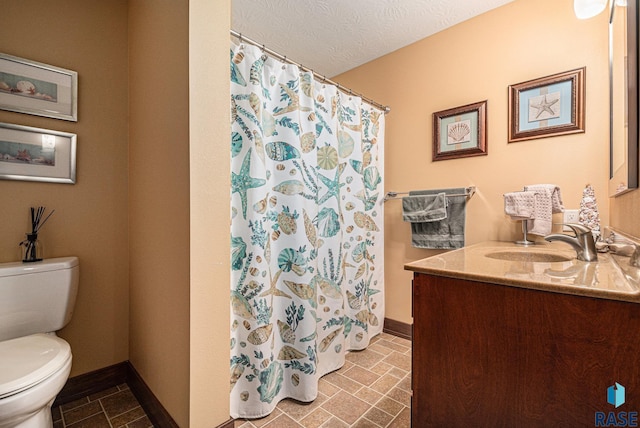 full bathroom with a shower with shower curtain, toilet, vanity, a textured ceiling, and baseboards