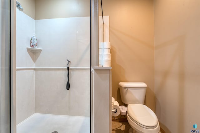 bathroom featuring a shower and toilet