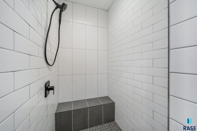 full bathroom featuring a tile shower