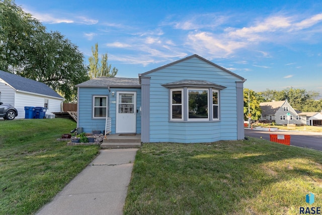 bungalow featuring a front lawn