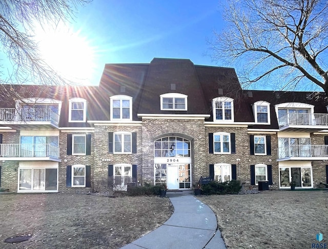 view of front facade with brick siding