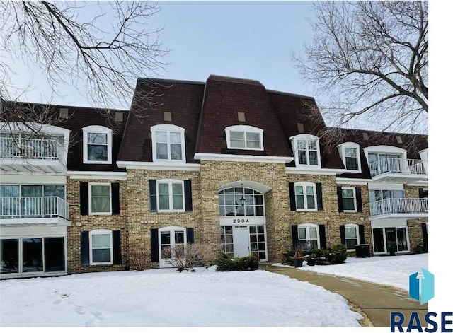 view of front facade with brick siding